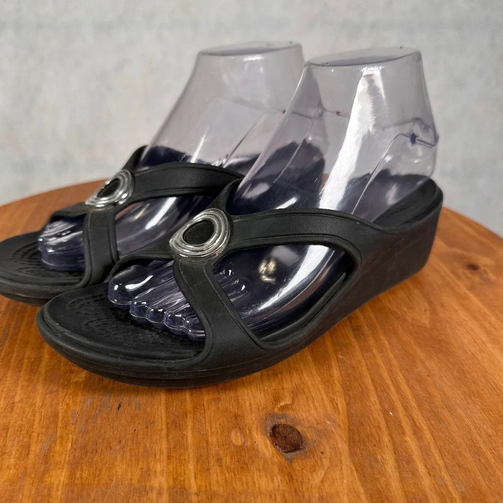 Crocs Sasari Wedge Sandals Womens 7 Black Good Silver Ring Detail Platform Slide